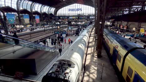 18.-April-2023---Innenansicht-Des-Hamburger-Hauptbahnhofs-Mit-Blick-Auf-Den-Eiszug,-Der-Am-Bahnsteig-Ankommt