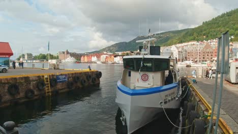 Bergen's-Maritime-Appeal:-A-Vivid-Harbor-Scene-Highlighting-Boats-and-Architectural-Heritage-in-Norway