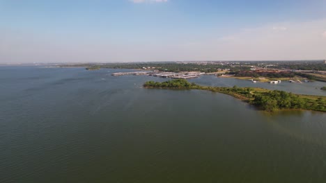 Imágenes-Aéreas-Editoriales-Acercándose-Al-Puerto-Deportivo-De-Eagle-Point-En-El-Lago-Lewisville,-Texas