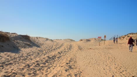 Tiefwinkelaufnahme-Vieler-Touristen,-Die-An-Einem-Sonnigen-Tag-Einen-Besuch-Der-Wahrzeichen-Dune-De-Pilat-An-Der-Südwestküste-Von-Les-Landes,-Frankreich,-Genießen