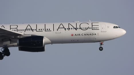 Air-Canada-Flug-Mit-Ausgefahrenem-Fahrwerk,-Das-Sich-Auf-Die-Landung-Vorbereitet