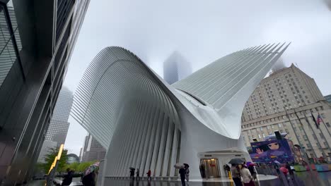 Vista-Panorámica-Del-Centro-De-Transporte-De-Oculus-En-El-World-Trade-Center-De-Nueva-York-En-Un-Día-Lluvioso-Con-Gente-Caminando-Con-Paraguas