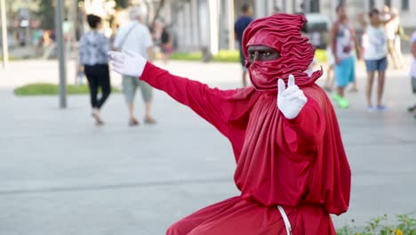 Artista-Callejero,-Estatua,-Vestida-De-Rojo-En-La-Praca-Maua,-En-El-Centro-De-Río-De-Janeiro,-Brasil,-En-Una-Tarde-De-Domingo