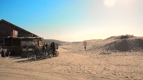 Fahrräder-Geparkt-An-Der-Strandbar-Mit-Sanddünen-In-Les-Landes,-Atlantikküste,-Frankreich