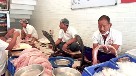 Carniceros-Indios-Locales-Cortando-Y-Picando-Carne-Fresca-En-La-India