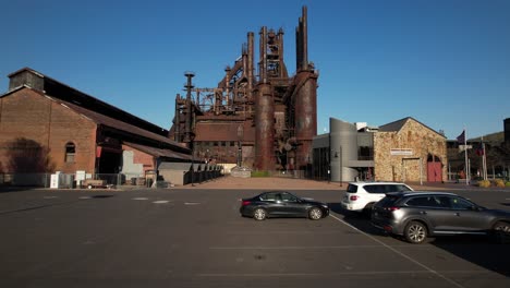 Eine-Drohnenaufnahme-Aus-Einem-Niedrigen-Winkel-Auf-Den-Parkplatz-Der-Bethlehem-Steel-Stacks-In-Pennsylvania-An-Einem-Sonnigen-Tag