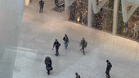 Gotas-De-Lluvia-Cayendo-Por-La-Ventana-Del-Tragaluz-En-La-Estación-Del-World-Trade-Center-En-Nueva-York-Con-Vistas-A-La-Gente-Caminando-Debajo