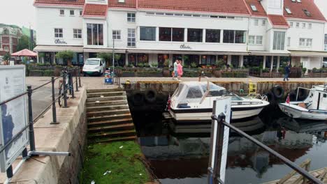 Olivia-Zachariasbryggen-Restaurant-Und-Blick-Auf-Den-Hafen-Von-Booten,-Die-In-Bergen,-Norwegen,-Angedockt-Sind