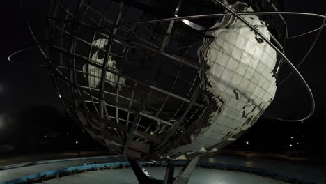 Eine-Luftaufnahme-Der-Ikonischen-Unisphere-Im-Flushing-Meadows-Corona-Park-In-Einer-Bewölkten-Nacht