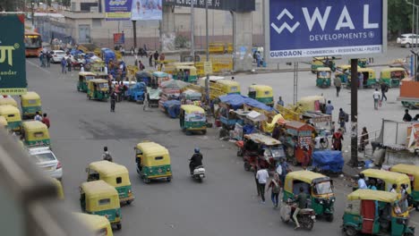 Scooter-passing-traffic-on-busy-road,-Delhi-India