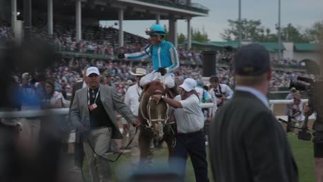 Javier-Castellanos-Sieger-Feiert-Kentucky-Derby-Sieg