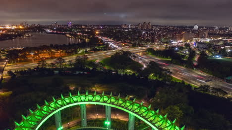 Ein-Zeitraffer-Aus-Der-Luft-Des-Pavillons-Im-Flushing-Meadow-Corona-Park-Bei-Nacht