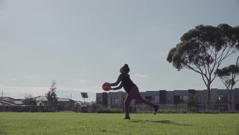 Un-Niño-Patea-Una-Pelota-De-Fútbol-En-Un-Campo-De-Juego-Con-Césped,-Irradiando-Pura-Alegría-Y-Entusiasmo-En-Su-Búsqueda-Lúdica