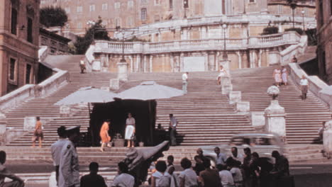 Gente-En-Fontana-Della-Barcaccia-Con-La-Iglesia-De-Trinita-Dei-Monti-Al-Fondo