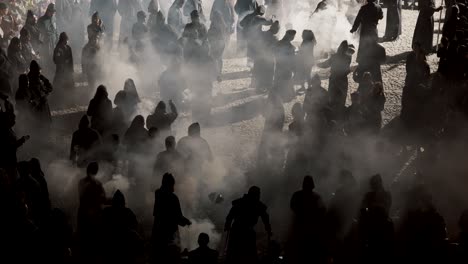 Männer-In-Roben-Schwingen-Weihrauch-Auf-Den-Straßen-Während-Der-Prozession-Zur-Semana-Santa-In-Antigua,-Guatemala