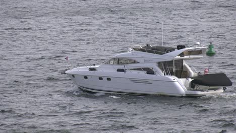 boat-cruising-through-lake-union-in-Seattle