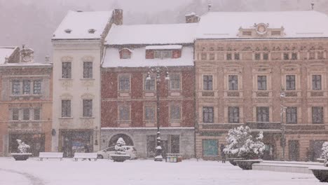 Winterlandschaft-In-Der-Stadt-Brasov-Mit-Alten-Gebäuden