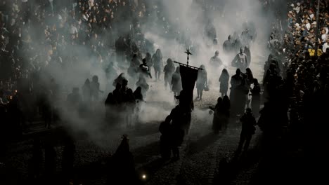 Procesiones-De-Semana-Santa-Con-Humo-De-Incensario-Por-Las-Calles-De-Antigua,-Guatemala