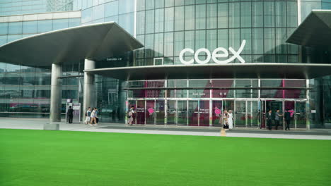 Gente-En-El-Famoso-Centro-Comercial-De-Lujo-De-Starfield-Coex-Mall-En-Gangnam,-Seúl,-Corea-Del-Sur