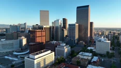 Toma-Aérea-Del-Centro-De-La-Ciudad-De-Denver,-Colorado,-Durante-La-Luz-Del-Amanecer.