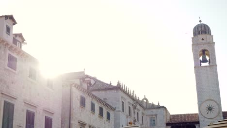 Dubrovnik,-Sol-De-La-Mañana-Iluminando-Las-Murallas-De-La-Ciudad-Vieja-Y-La-Torre-Del-Reloj