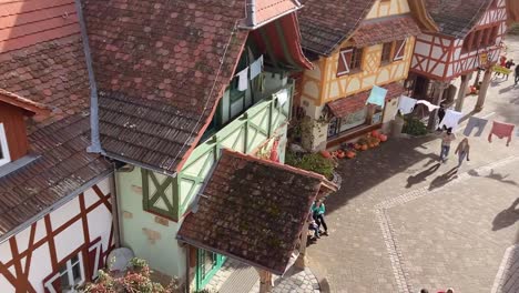 Auf-Dem-Karussell-Mit-Blick-Nach-Unten-In-Den-Vergnügungspark-Fahren-Bohrübungen-In-Süddeutschland