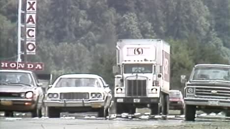 Autopista-De-1980-Llena-De-Coches-Y-Semirremolques.