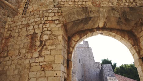 Dubrovnik,-Sol-De-La-Mañana-Iluminando-La-Atmosférica-Puerta-Del-Casco-Antiguo