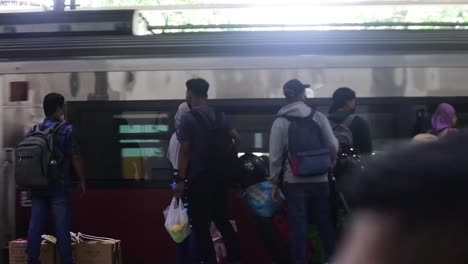 Passengers-waiting-for-the-arrival-of-the-train-at-Tugu-station,-Yogyakarta