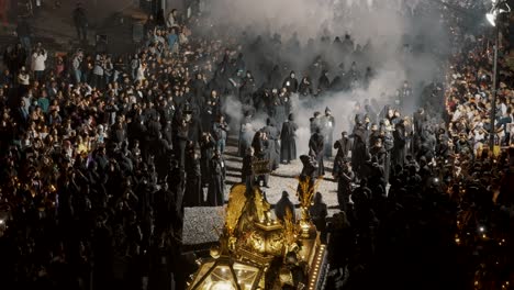 Teilnehmer-Tragen-Schwarze-Gewänder-Mit-Weihrauch-Während-Der-Semana-Santa-Am-Ostersonntag-In-Antigua,-Guatemala