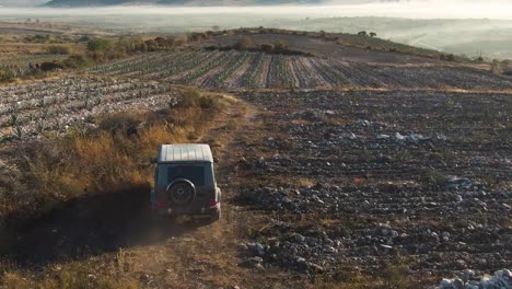 Mercedes-Benz-Lujoso-Todoterreno-4x4-Conduciendo-Por-Un-Camino-Sucio-Y-Desértico