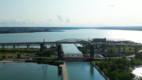 Panoramaaufnahme-Mit-Blick-Auf-Die-Burlington-Bay,-Kanalliftbrücke,-Queen-Elizabeth-Highway,-Sommertag,-Klarer-Himmel,-Wenig-Verkehr,-Atemberaubende-Strände,-üppige-Grüne-Parks,-Fahrzeuge-Und-Boote,-Die-Während-Der-Hauptverkehrszeit-Kreuzen