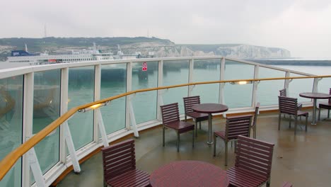 Vista-Desde-La-Cubierta-De-Un-Ferry-De-Pasajeros-En-La-Costa-Inglesa-En-Inglaterra