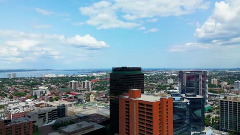 Vista-Panorámica-Del-Centro-De-Hamilton-Del-Horizonte-De-La-Ciudad-Con-El-Lago-Ontario-Al-Fondo-A-Través-Del-Camino-De-Toronto-En-Un-Día-Soleado-De-Verano-Primer-Plano-Del-Hotel-Sheraton