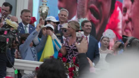 Javier-Castellanos-Levantando-El-Trofeo-Para-Ganar-El-Derbi-De-Kentucky