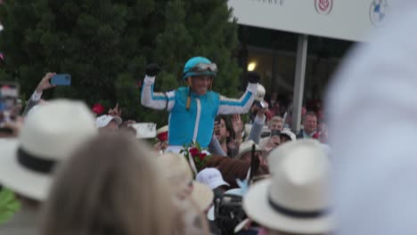 Javier-Castellanos-Sieger-Feiert-Kentucky-Derby-Sieg