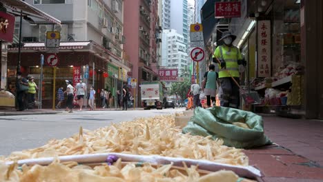 Los-Peatones-Pasan-Junto-A-La-Venta-De-Mariscos-Dejados-Secar-En-La-Acera-De-La-Calle,-Un-Ingrediente-Común-En-La-Cocina-China,-La-Cocina-Y-La-Medicina-Tradicional.