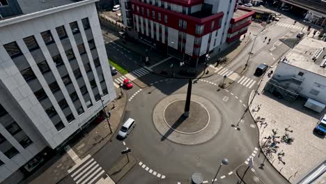 Vista-Aérea-Alta-Tráfico-Ligero-Rodeando-El-Obelisco-De-Tutankamón-En-La-Rotonda-De-Colonia