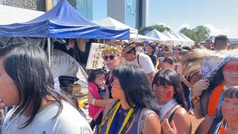 Vista-De-Un-Festival-Local-Para-Los-Nativos-Amazónicos-Vestidos-Y-Pintados-Con-Sus-Colores-Tradicionales.