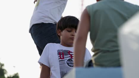 Niños-Jugando-Y-Padre-Sosteniendo-A-Sus-Dos-Hijas-En-Praça-Maua,-En-Río-De-Janeiro,-Brasil