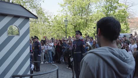 Der-Wachwechsel-Auf-Der-Prager-Burg,-Tschechische-Republik