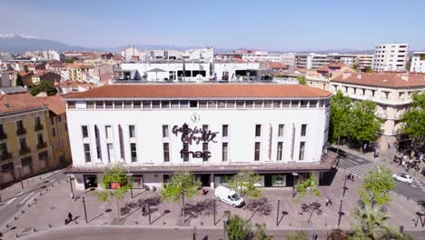 Toma-Aérea-Del-Paisaje-Urbano-De-La-Terrase-Des-Galeries-Lafayette-En-Perpignan,-Francia