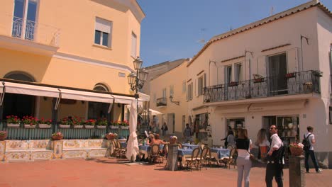 Touristischer-Hauptplatz-Von-Anacapri-An-Einem-Sonnigen-Tag-In-Capri,-Italien---Schwenk