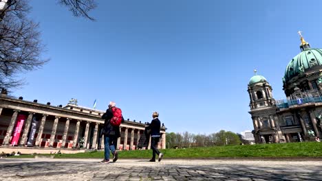 Ein-Paar-Geht-An-Einem-Schönen-Tag-Mit-Klarem-Blauen-Himmel-Am-Lustgarten-In-Berlin-Vorbei-In-Richtung-Altes-Museum