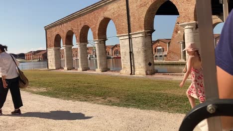 Paseo-En-Un-Coche-De-Golf-En-El-Arsenale-De-Venecia,-En-La-Bienal,-La-Exposición-De-Arte-Moderno-Más-Prestigiosa-De-Europa