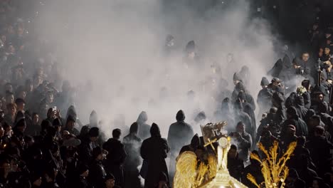 Humo-Del-Incensario-Elevándose-Sobre-Los-Cucuruchos-Durante-La-Semana-Santa-En-Antigua,-Guatemala