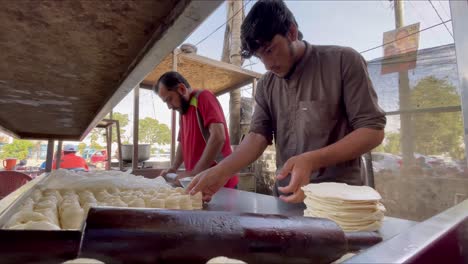 Nahaufnahme-Von-Einheimischen,-Die-An-Einem-Sonnigen-Tag-In-Einem-Restaurant-Im-Freien-Laccha-Paratha-Zubereiten