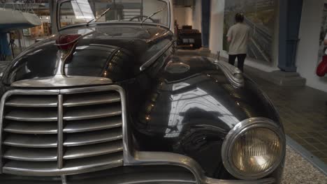 Una-Exposición-De-Automóviles-Antiguos-Que-Ofrece-Una-Muestra-Cautivadora-De-Coches-Clásicos-De-Diferentes-épocas-En-El-Museo-Técnico-Nacional-De-Praga,-República-Checa