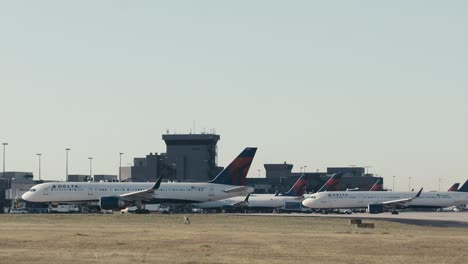 Toma-Amplia-Del-Aeropuerto-Atl-En-Atlanta,-Terminal-Delta-De-Georgia-Mientras-Aviones-Comerciales-Llegan-A-Sus-Puertas