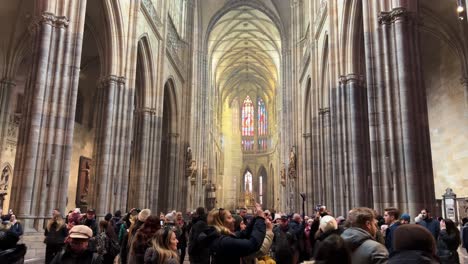 Dentro-De-La-Catedral-De-Praga,-República-Checa